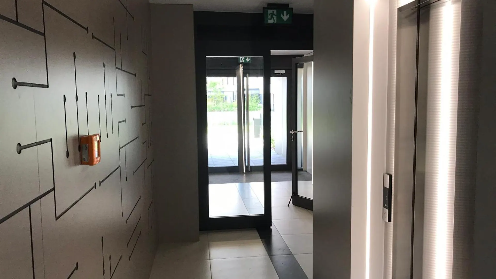 Superior Komputerowa, 4 Rooms, 3 Bedrooms, Airport-City Train, Metro! 24H Reception! Varšava 0*,  Polsko