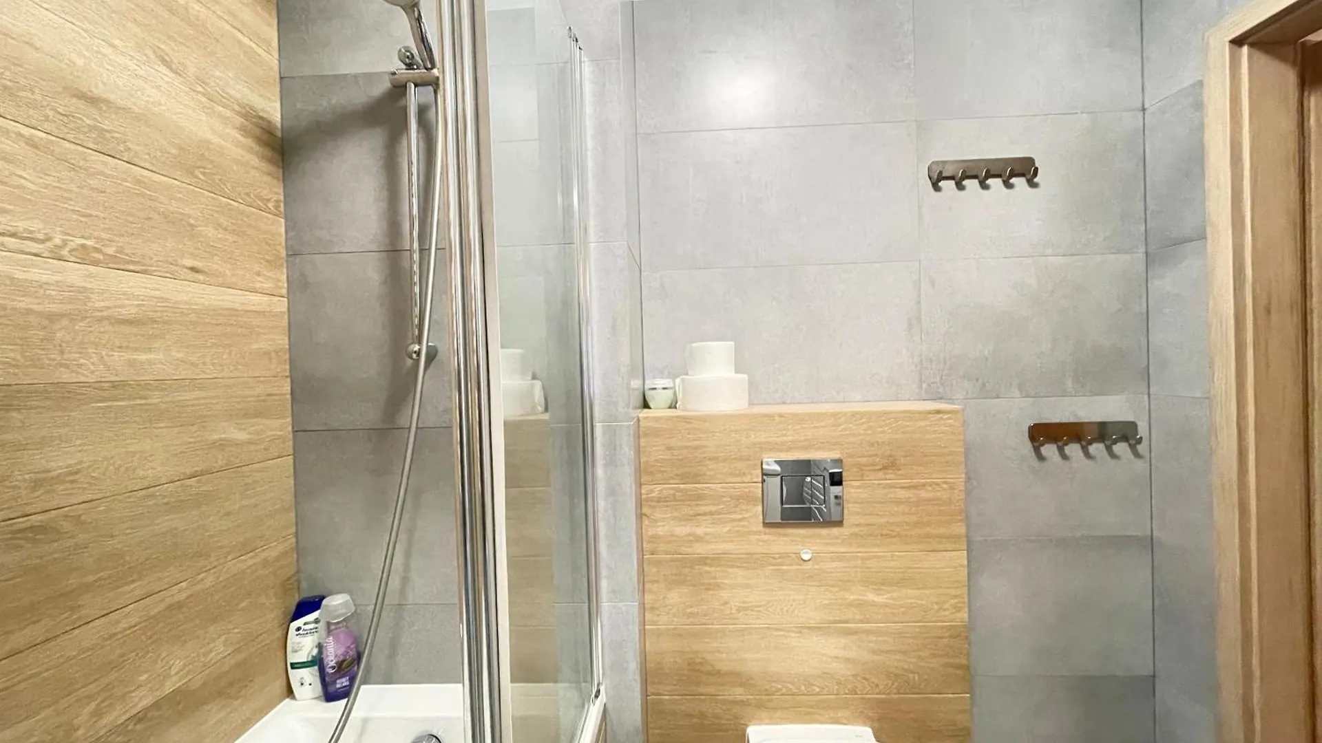 Superior Komputerowa, 4 Rooms, 3 Bedrooms, Airport-City Train, Metro! 24H Reception! Warsaw