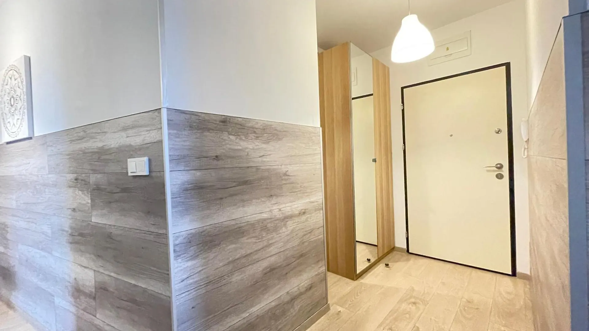 Apartment Superior Komputerowa, 4 Rooms, 3 Bedrooms, Airport-City Train, Metro! 24H Reception! Warsaw Poland