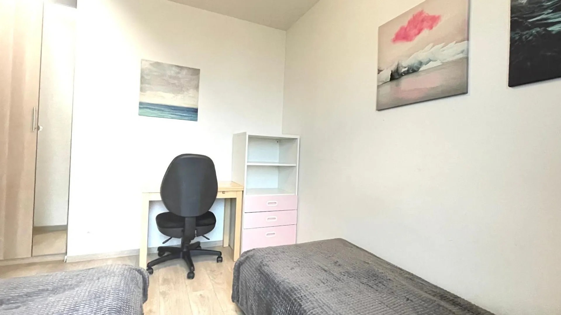 Superior Komputerowa, 4 Rooms, 3 Bedrooms, Airport-City Train, Metro! 24H Reception! Warsaw Apartment