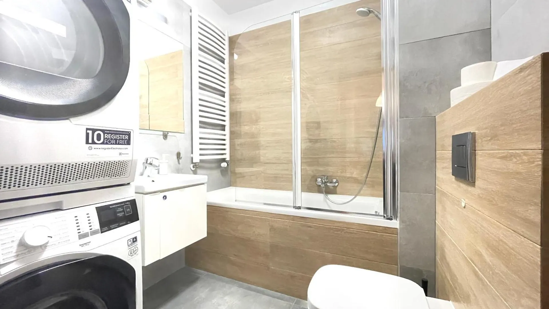 Superior Komputerowa, 4 Rooms, 3 Bedrooms, Airport-City Train, Metro! 24H Reception! Warsaw 0*,