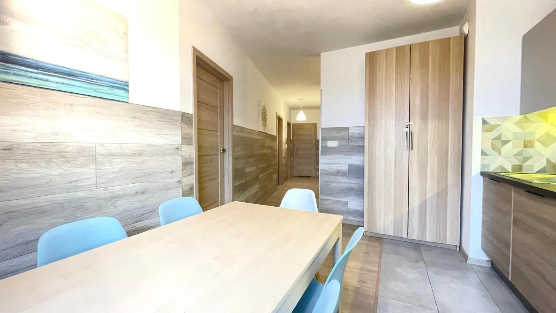 Superior Komputerowa, 4 Rooms, 3 Bedrooms, Airport-City Train, Metro! 24H Reception! Warsaw 0*,  Poland