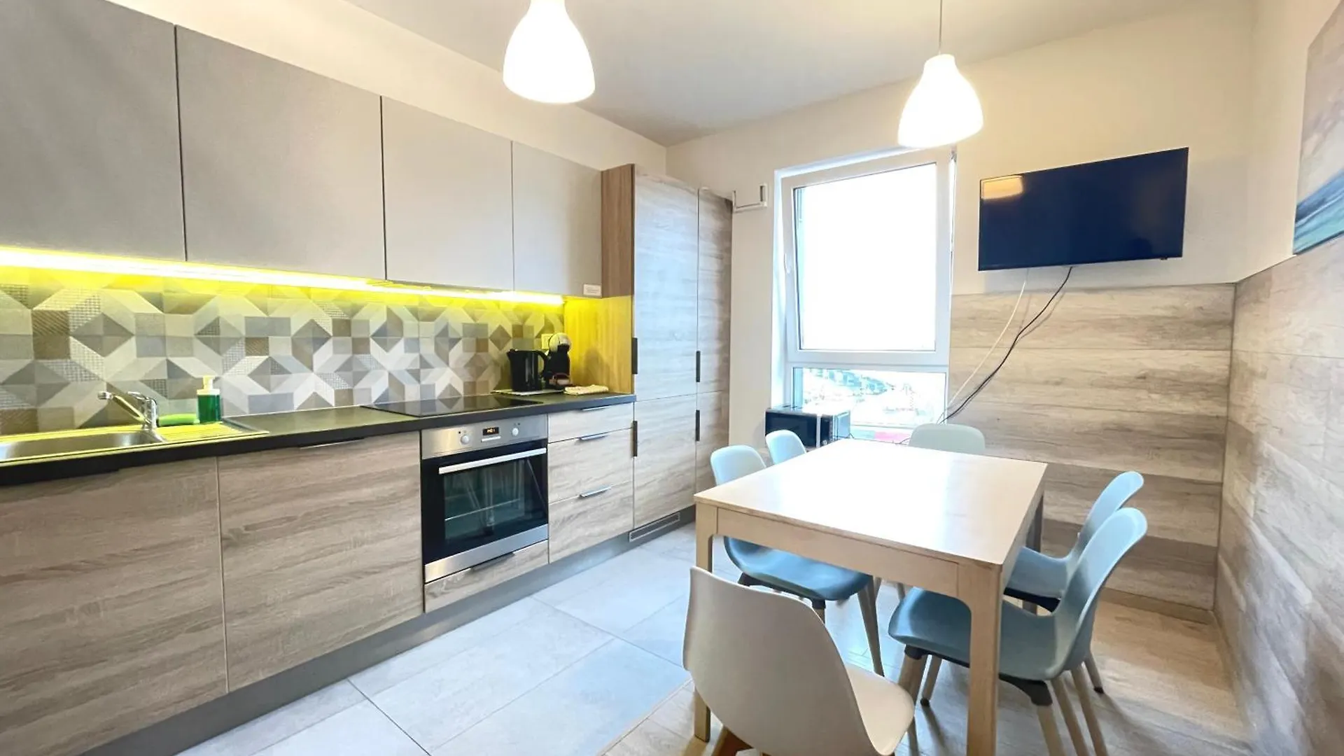 Superior Komputerowa, 4 Rooms, 3 Bedrooms, Airport-City Train, Metro! 24H Reception! location