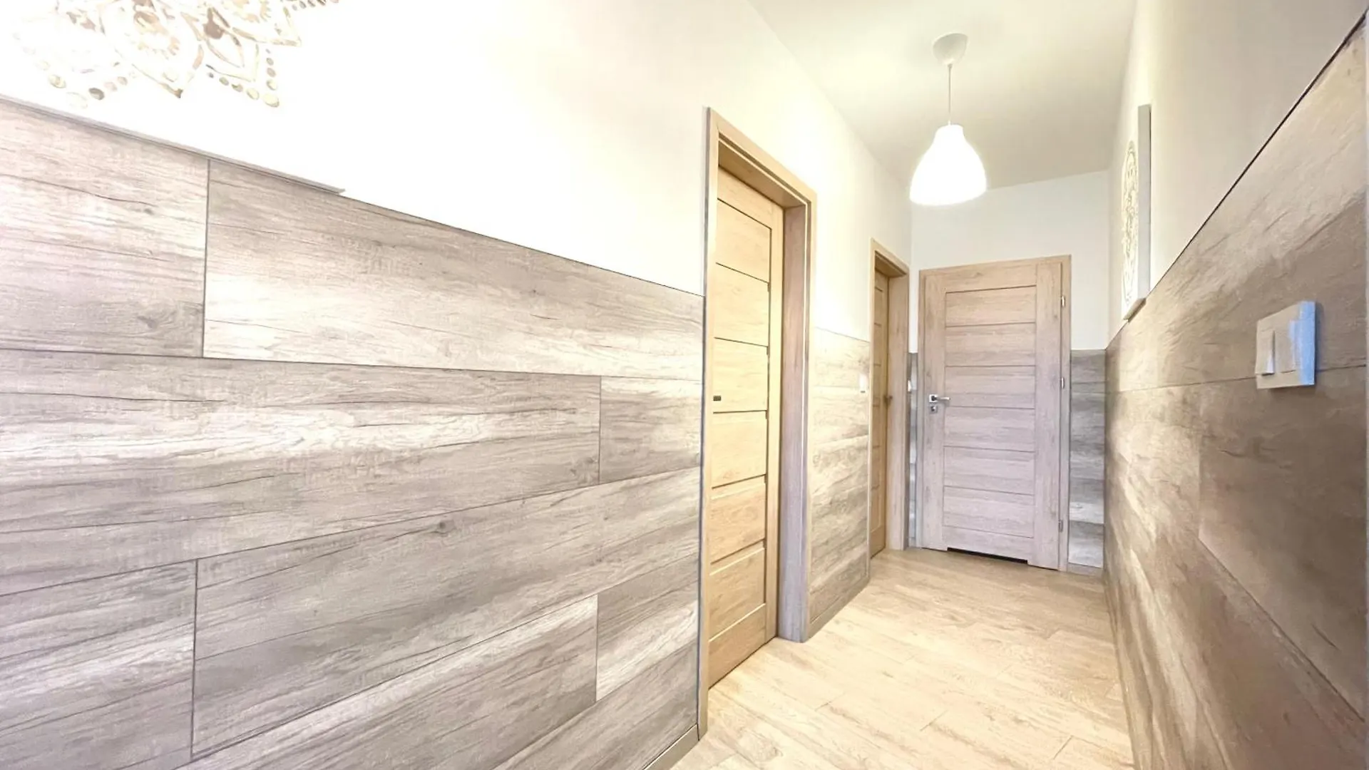 Superior Komputerowa, 4 Rooms, 3 Bedrooms, Airport-City Train, Metro! 24H Reception! Warsaw 0*,