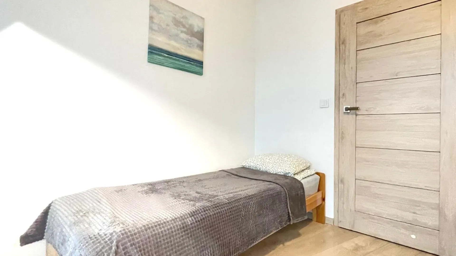 Superior Komputerowa, 4 Rooms, 3 Bedrooms, Airport-City Train, Metro! 24H Reception! Warsaw Apartment